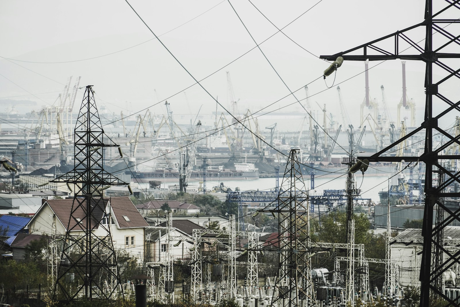 widok na miasto z dużą ilością linii energetycznych